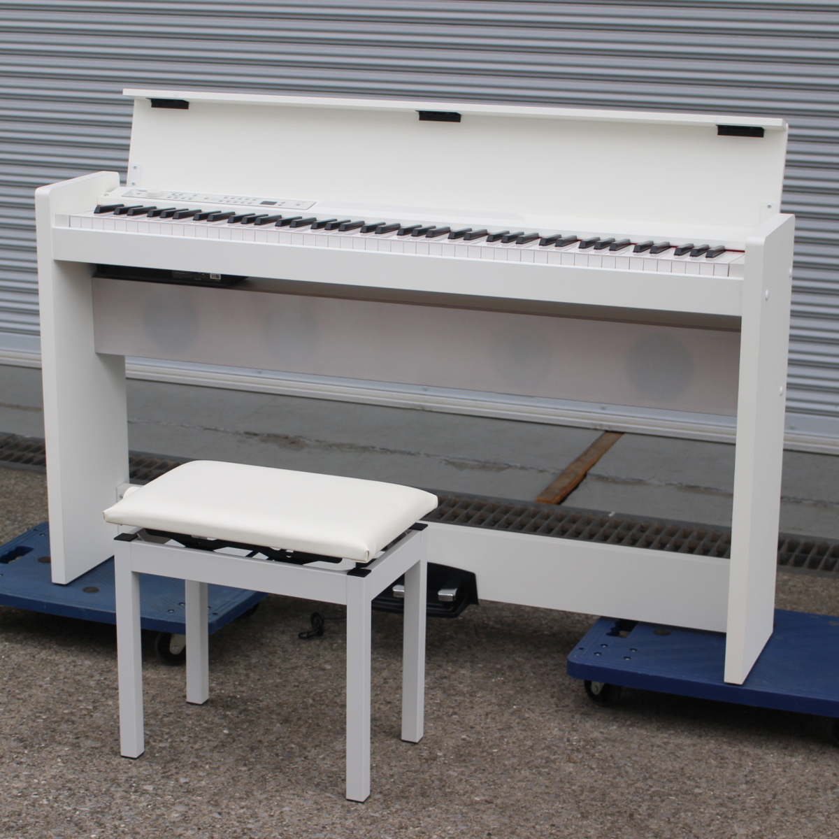 コルグ デジタルピアノ  鍵盤 椅子付き 年製 ホワイト