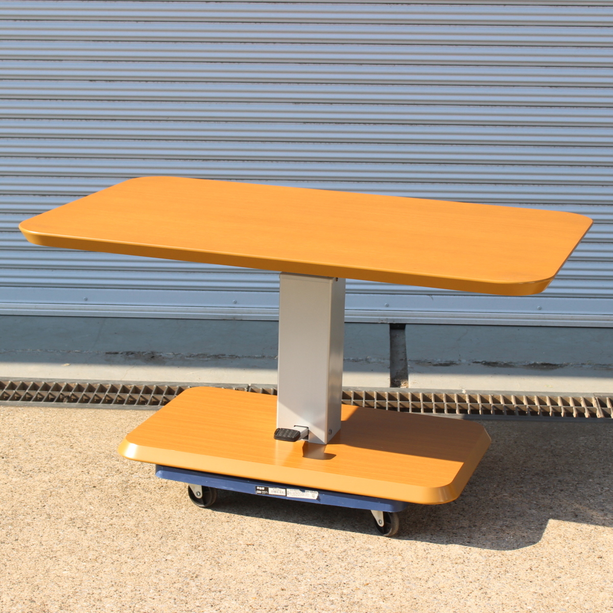 ニトリ ペダル1つで簡単昇降できるダイニングテーブル コラボ 昇降テーブル