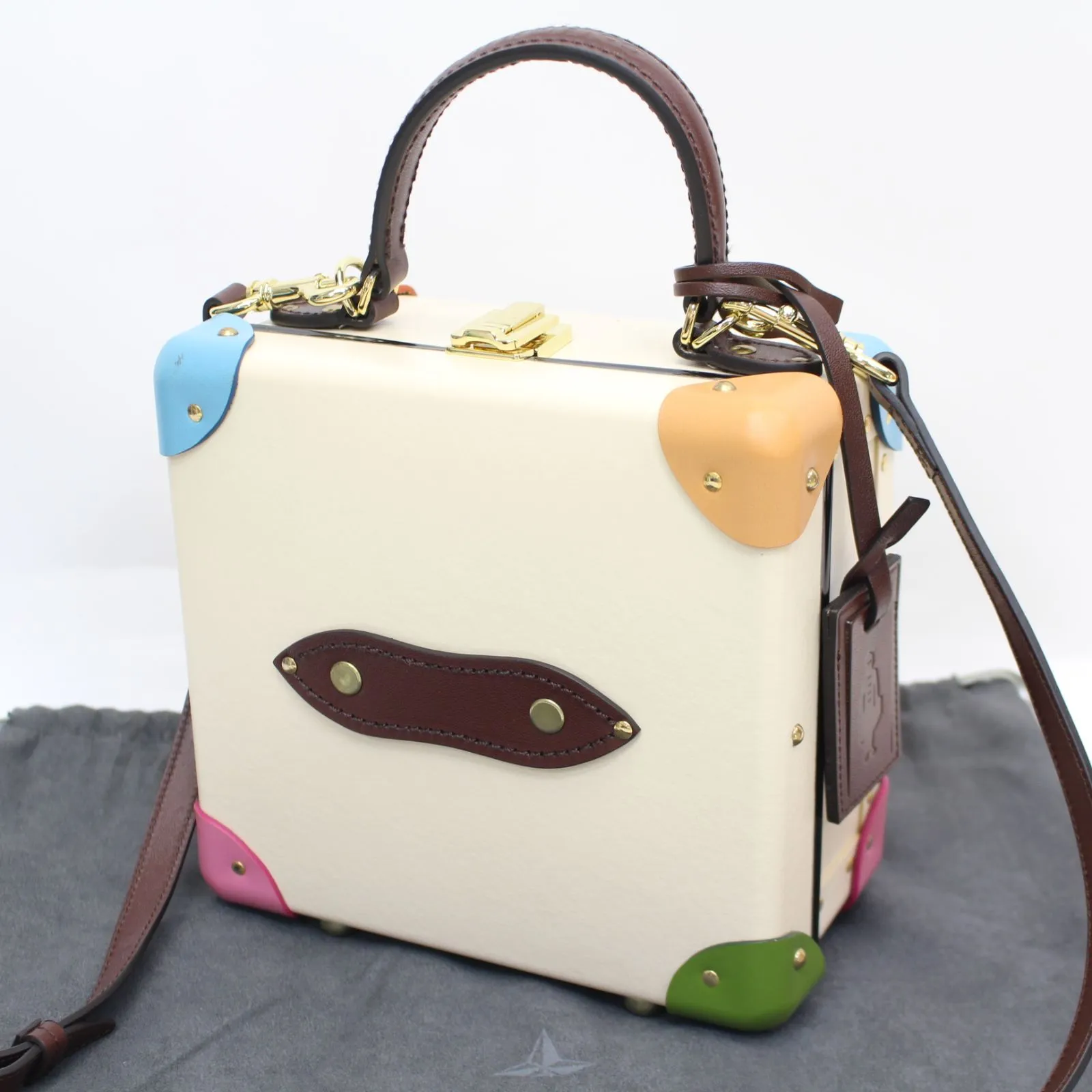 東京都渋谷区にて グローブトロッター  ロンドン・スクエア ショルダーバッグ   を出張買取させて頂きました。