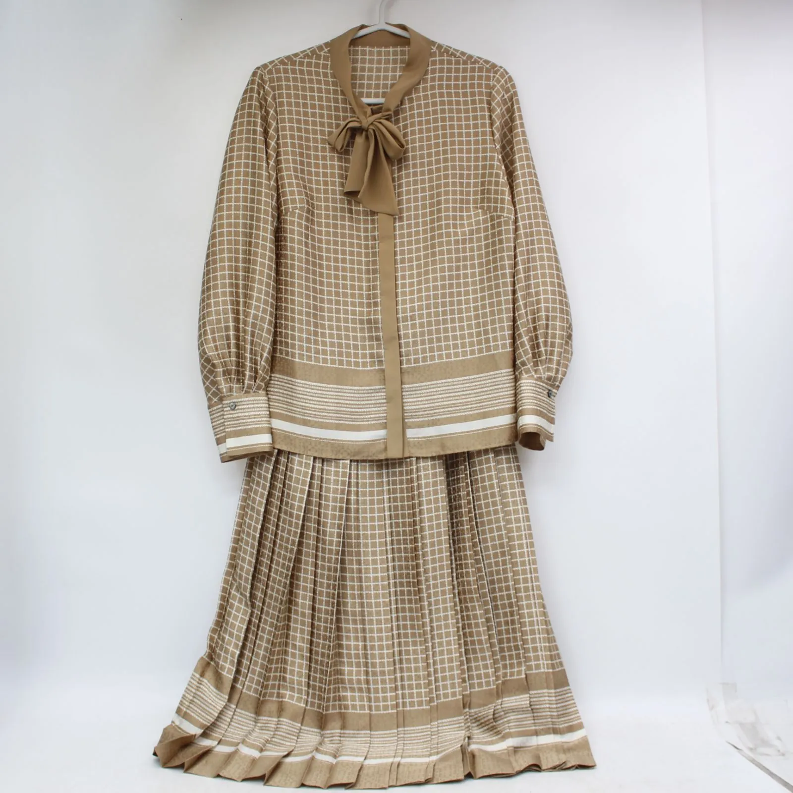 埼玉県久喜市にて EPOCA バイカラージオメトリックプリント ブラウス プリーツスカート 上下セット   を出張買取させて頂きました。