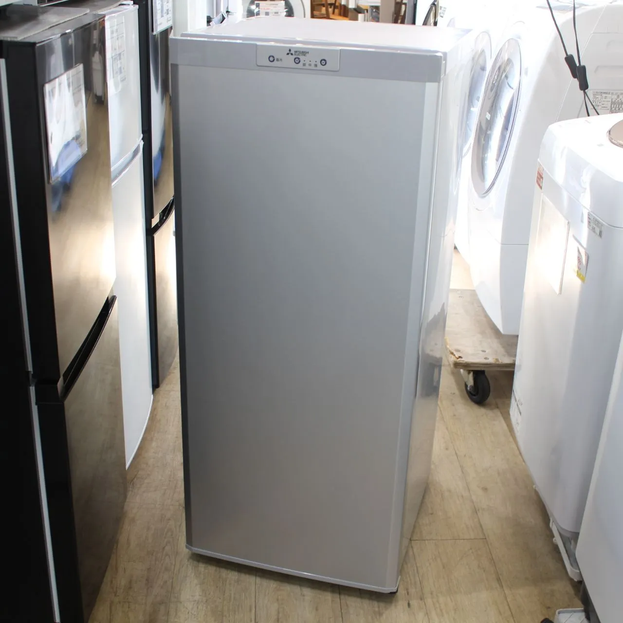 東京都江戸川区にて 三菱  ノンフロン冷凍庫 MF-U12D-S 2020年製 を出張買取させて頂きました。