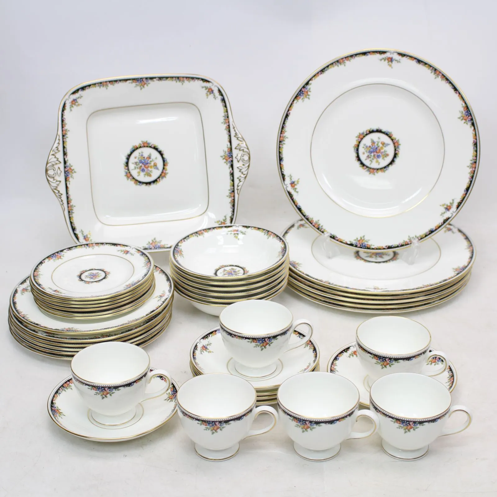 埼玉県久喜市にて ウェッジウッド 食器セット＋カップ＆ソーサー オズボーン 6客分  を出張買取させて頂きました。