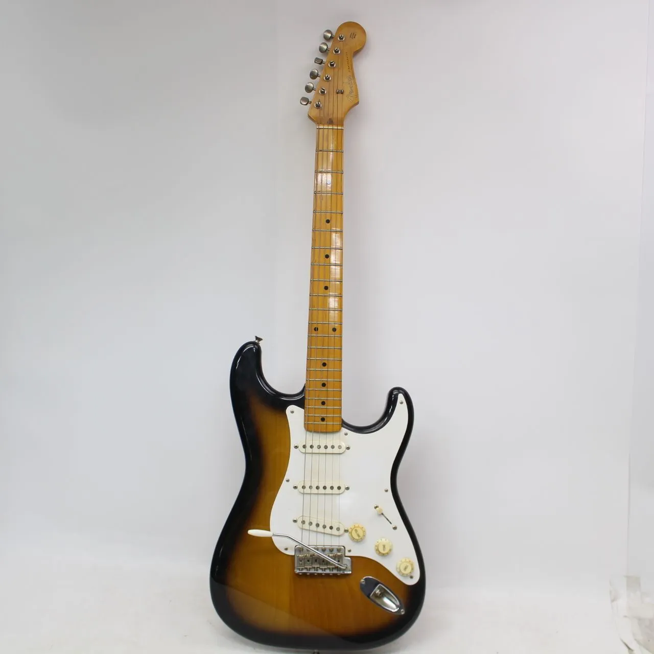 東京都千代田区にて Fender Japan エレキギター ストラトキャスター ST54 サンバースト  を出張買取させて頂きました。