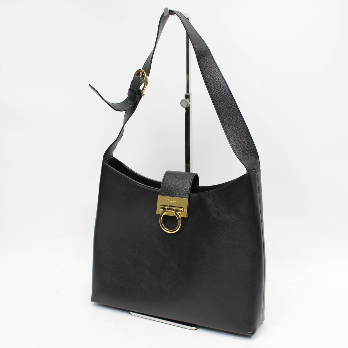 埼玉県蕨市にて サルヴァトーレフェラガモ ワンショルダーバッグ  ガンチーニ  を出張買取させて頂きました。