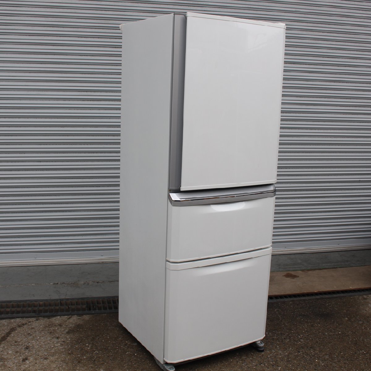 川崎市宮前区にて 三菱  ノンフロン冷凍冷蔵庫 MR-C34Z-W 335L 2015年製 を出張買取させて頂きました。