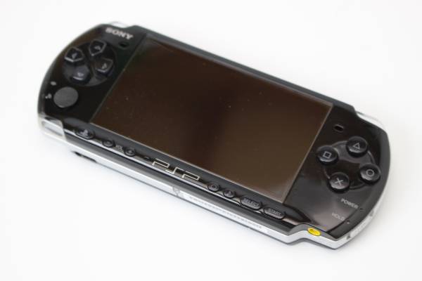 PSP3000 本体・ソフトケース・メモカ4ＧＢ